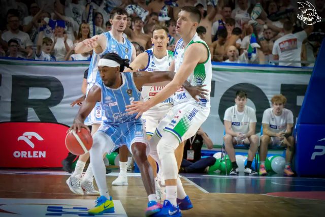 Galeria zdjęć 1 kolejki PGE Basket Ligi Anwil Włocławek-Górnik Zamek Książ — zdjęcie 111