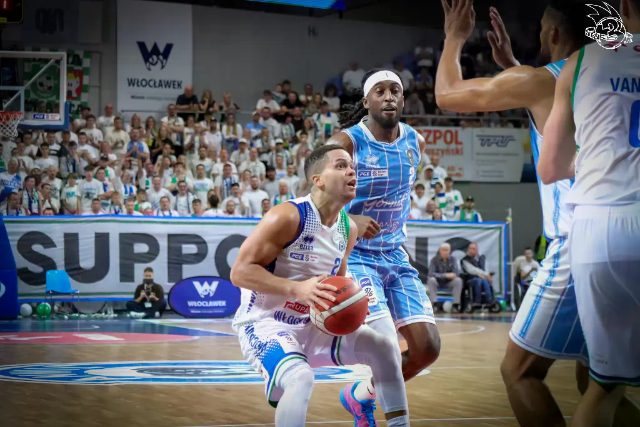 Galeria zdjęć 1 kolejki PGE Basket Ligi Anwil Włocławek-Górnik Zamek Książ — zdjęcie 136