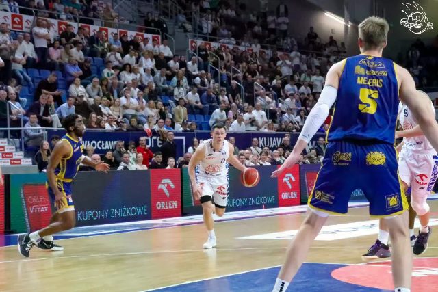 Galeria zdjęć 25 kolejki OBL Anwil Włocławek-Tasomix Rosiek Stal Ostrów Wielkopolski — zdjęcie 196