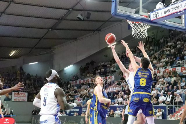 Galeria zdjęć 25 kolejki OBL Anwil Włocławek-Tasomix Rosiek Stal Ostrów Wielkopolski — zdjęcie 127