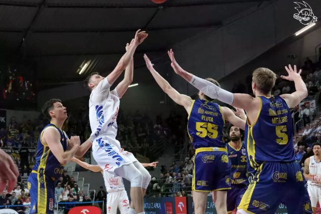 Galeria zdjęć 25 kolejki OBL Anwil Włocławek-Tasomix Rosiek Stal Ostrów Wielkopolski — zdjęcie 129