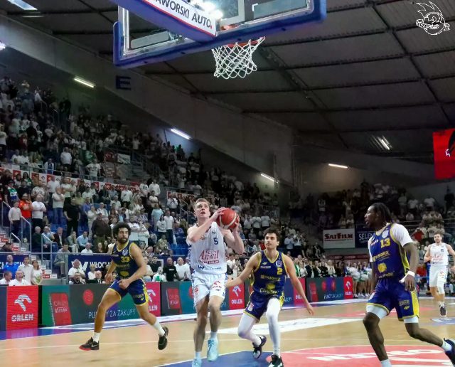 Galeria zdjęć 25 kolejki OBL Anwil Włocławek-Tasomix Rosiek Stal Ostrów Wielkopolski — zdjęcie 169