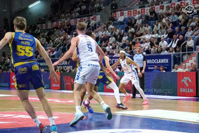 Galeria zdjęć 25 kolejki OBL Anwil Włocławek-Tasomix Rosiek Stal Ostrów Wielkopolski — zdjęcie 68