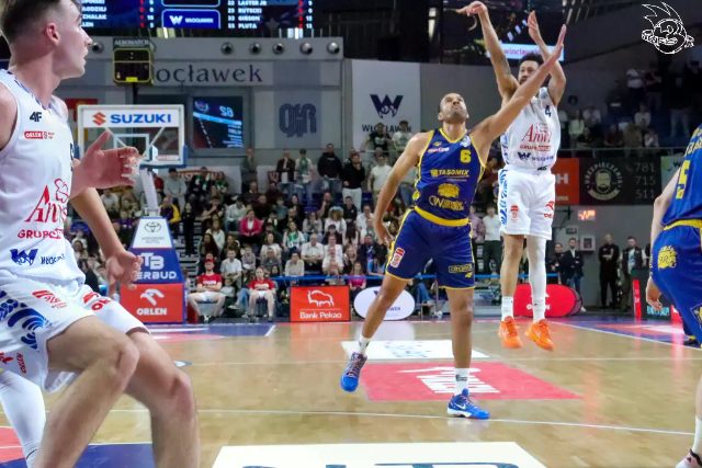 Galeria zdjęć 25 kolejki OBL Anwil Włocławek-Tasomix Rosiek Stal Ostrów Wielkopolski — zdjęcie 184