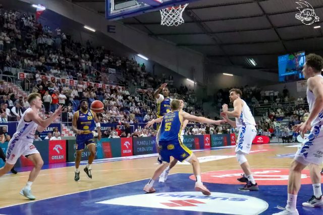 Galeria zdjęć 25 kolejki OBL Anwil Włocławek-Tasomix Rosiek Stal Ostrów Wielkopolski — zdjęcie 197