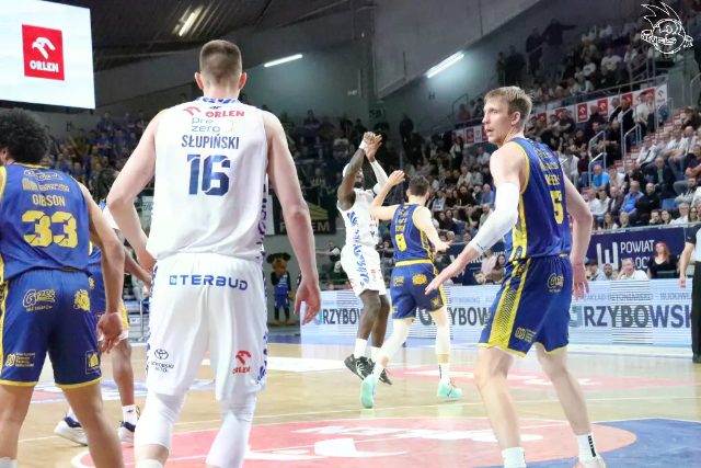 Galeria zdjęć 25 kolejki OBL Anwil Włocławek-Tasomix Rosiek Stal Ostrów Wielkopolski — zdjęcie 121
