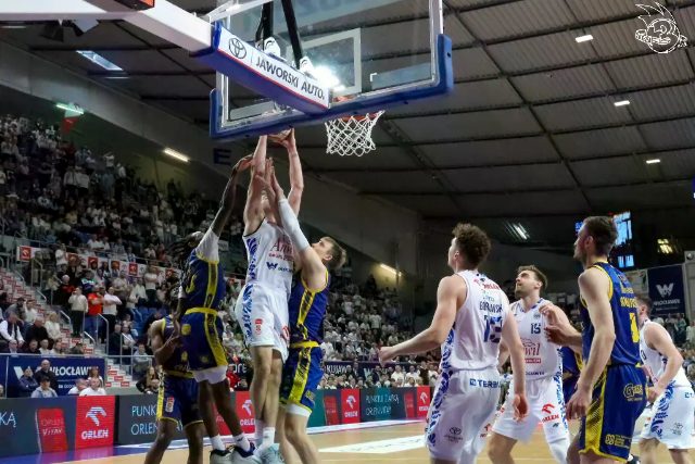 Galeria zdjęć 25 kolejki OBL Anwil Włocławek-Tasomix Rosiek Stal Ostrów Wielkopolski — zdjęcie 199