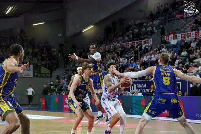 Galeria zdjęć 25 kolejki OBL Anwil Włocławek-Tasomix Rosiek Stal Ostrów Wielkopolski — zdjęcie 80