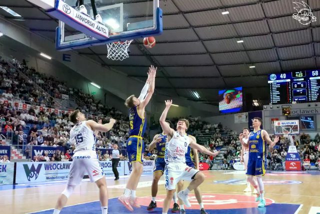 Galeria zdjęć 25 kolejki OBL Anwil Włocławek-Tasomix Rosiek Stal Ostrów Wielkopolski — zdjęcie 157