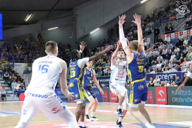 Galeria zdjęć 25 kolejki OBL Anwil Włocławek-Tasomix Rosiek Stal Ostrów Wielkopolski — zdjęcie 103