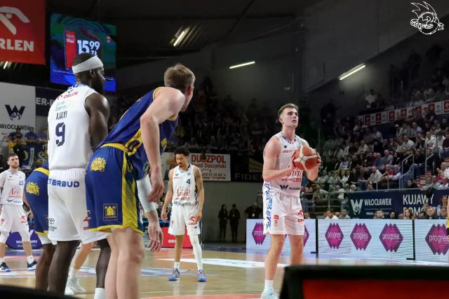 Galeria zdjęć 25 kolejki OBL Anwil Włocławek-Tasomix Rosiek Stal Ostrów Wielkopolski — zdjęcie 128