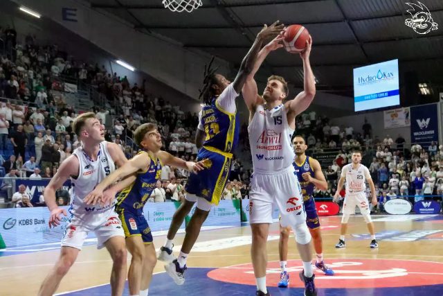 Galeria zdjęć 25 kolejki OBL Anwil Włocławek-Tasomix Rosiek Stal Ostrów Wielkopolski — zdjęcie 167