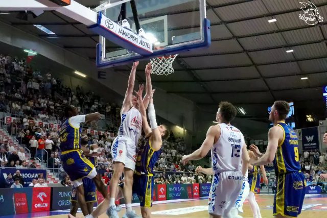 Galeria zdjęć 25 kolejki OBL Anwil Włocławek-Tasomix Rosiek Stal Ostrów Wielkopolski — zdjęcie 200
