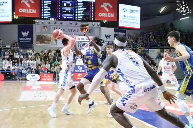 Galeria zdjęć 25 kolejki OBL Anwil Włocławek-Tasomix Rosiek Stal Ostrów Wielkopolski — zdjęcie 125