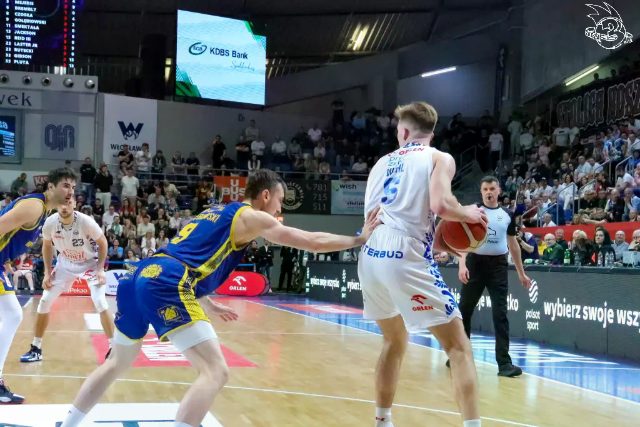 Galeria zdjęć 25 kolejki OBL Anwil Włocławek-Tasomix Rosiek Stal Ostrów Wielkopolski — zdjęcie 187