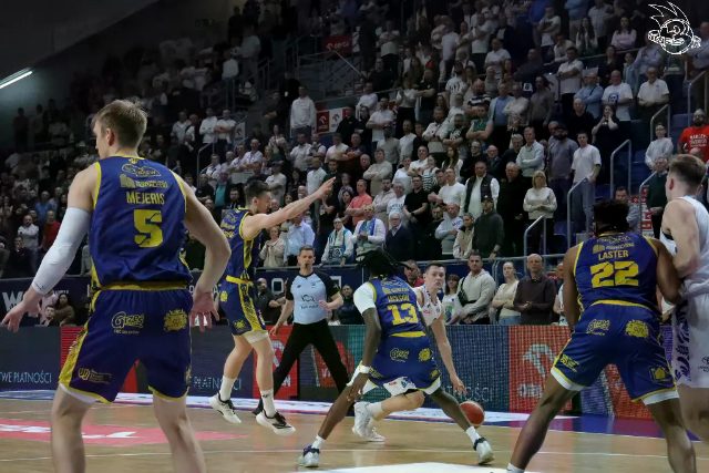 Galeria zdjęć 25 kolejki OBL Anwil Włocławek-Tasomix Rosiek Stal Ostrów Wielkopolski — zdjęcie 42