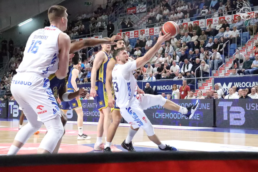 Galeria zdjęć 25 kolejki OBL Anwil Włocławek-Tasomix Rosiek Stal Ostrów Wielkopolski — zdjęcie 106
