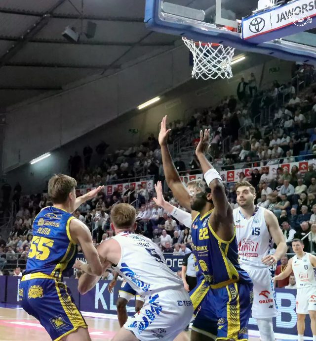 Galeria zdjęć 25 kolejki OBL Anwil Włocławek-Tasomix Rosiek Stal Ostrów Wielkopolski — zdjęcie 90
