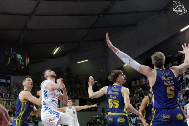 Galeria zdjęć 25 kolejki OBL Anwil Włocławek-Tasomix Rosiek Stal Ostrów Wielkopolski — zdjęcie 130