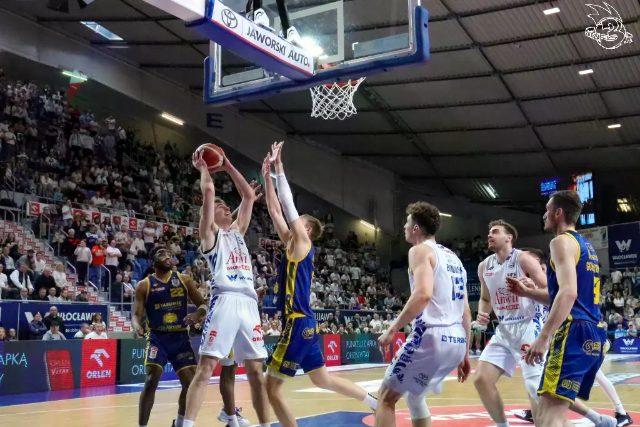 Galeria zdjęć 25 kolejki OBL Anwil Włocławek-Tasomix Rosiek Stal Ostrów Wielkopolski — zdjęcie 198