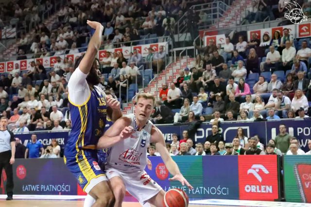 Galeria zdjęć 25 kolejki OBL Anwil Włocławek-Tasomix Rosiek Stal Ostrów Wielkopolski — zdjęcie 60