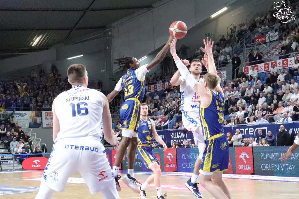 Galeria zdjęć 25 kolejki OBL Anwil Włocławek-Tasomix Rosiek Stal Ostrów Wielkopolski — zdjęcie 104