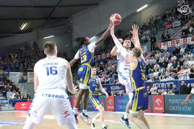 Galeria zdjęć 25 kolejki OBL Anwil Włocławek-Tasomix Rosiek Stal Ostrów Wielkopolski — zdjęcie 104