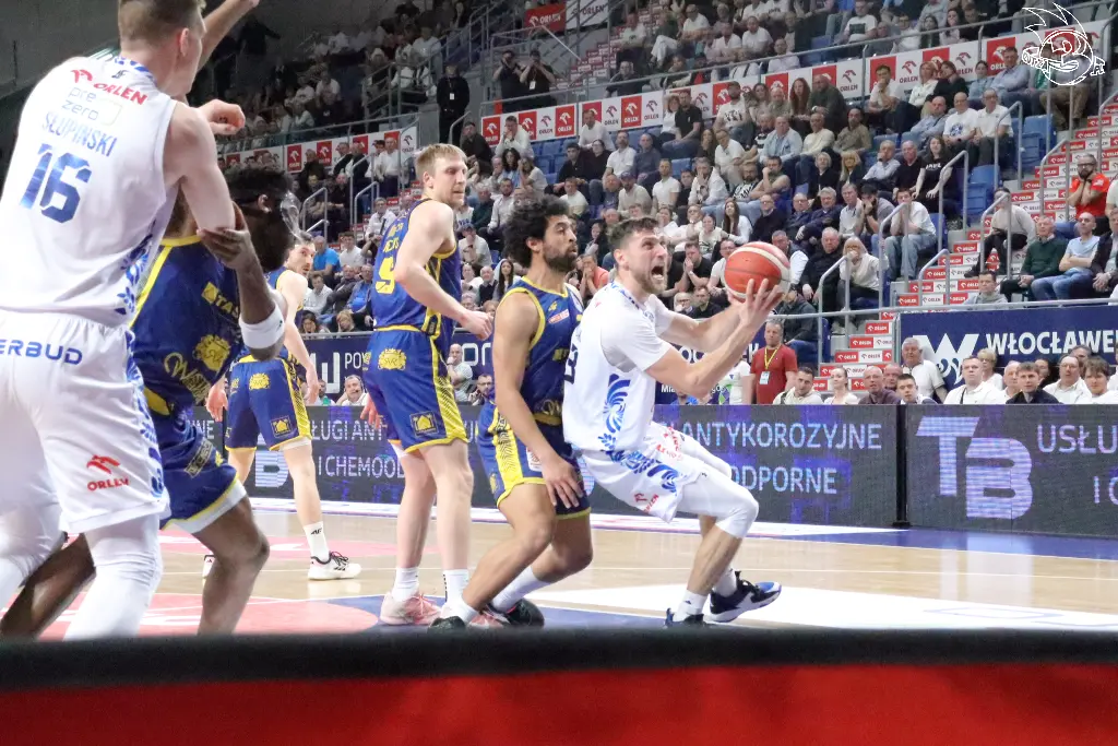 Galeria zdjęć 25 kolejki OBL Anwil Włocławek-Tasomix Rosiek Stal Ostrów Wielkopolski — zdjęcie 105