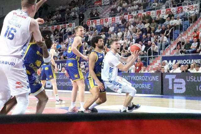 Galeria zdjęć 25 kolejki OBL Anwil Włocławek-Tasomix Rosiek Stal Ostrów Wielkopolski — zdjęcie 105