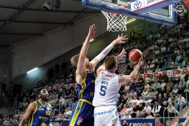 Galeria zdjęć 25 kolejki OBL Anwil Włocławek-Tasomix Rosiek Stal Ostrów Wielkopolski — zdjęcie 97