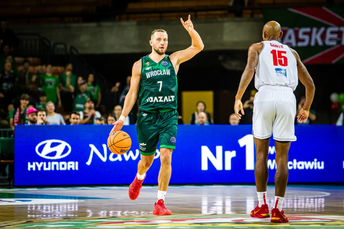 Marcel Ponitka naprzeciwko Jamara Smitha. Fot: Championsleague.Basketball/en