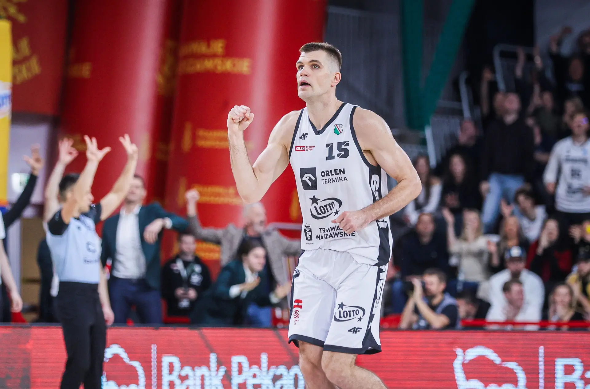 Legia pewnie pokonuje Zastal!